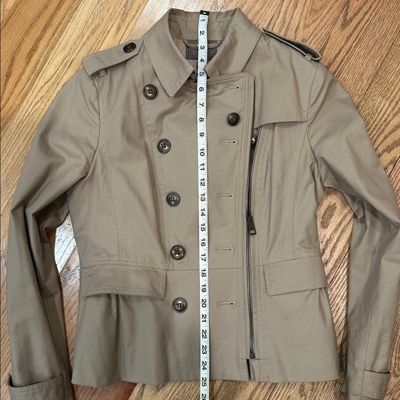 Burberry Women's Classic Tan Crop Trench - Picture 7 of 8